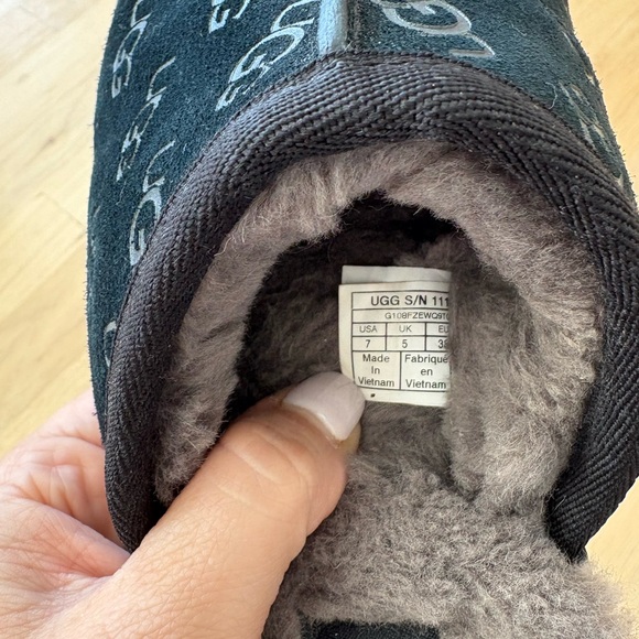 UGG Women’s Pearle Embossed Slippers - Picture 6 of 7